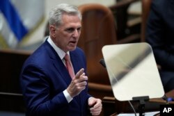 Ketua DPR AS Kevin McCarthy berpidato di hadapan para anggota parlemen dalam sidang Knesset, parlemen Israel, di Yerusalem, Senin, 1 Mei 2023. (AP/Ohad Zwigenberg)