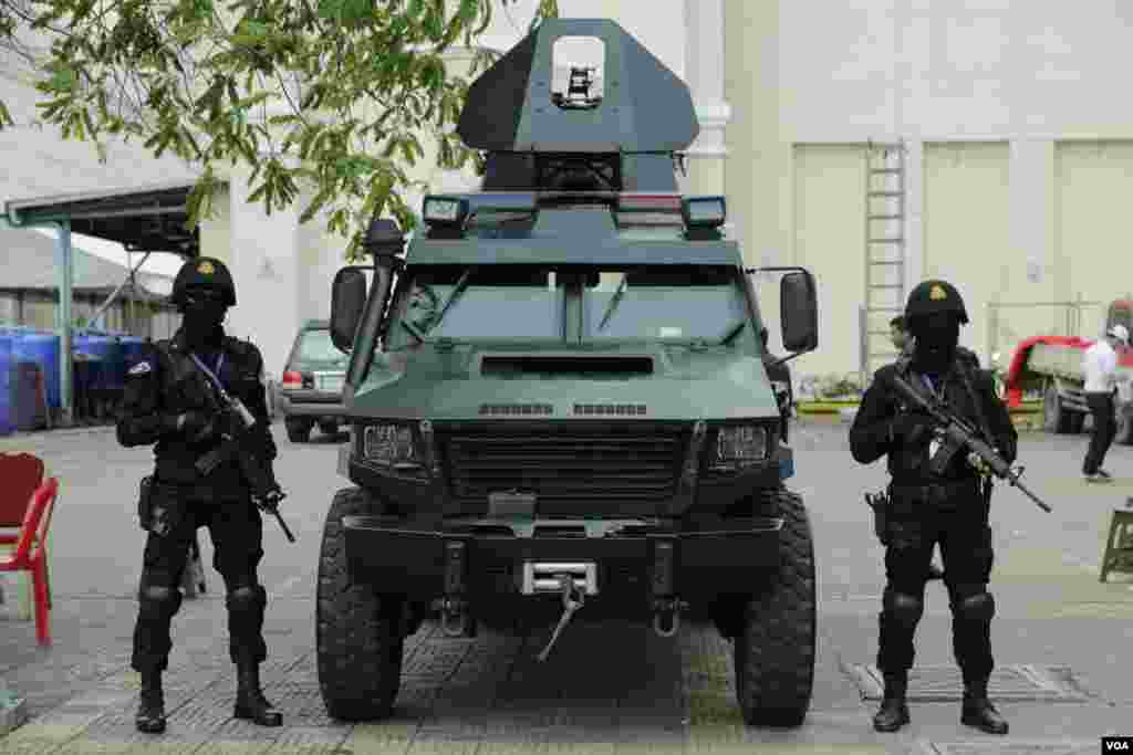 កងកម្លាំងនៃអង្គភាពអង្គរក្សលោកនាយករដ្ឋមន្ត្រី ហ៊ុន សែន ឈរយាមកាមការពារសន្តិសុខ អំឡុងពិធីអបអរខួប៦៨ឆ្នាំ នៃគណបក្សប្រជាជនកម្ពុជា នៅកោះពេជ្រ រាជធានីភ្នំពេញ កាលពីថ្ងៃទី២៨ ខែមិថុនា ឆ្នាំ២០១៩។ (អូន ឆេងប៉រ/VOA) 