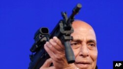 라즈나트 싱 인도 국방장관이 지난 2월 무기 박람회에서 모형 기관총을 들고 있다. 