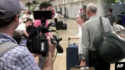 미국 구호단체 ‘조선의 그리스도인 벗들’ 하이디 린튼 대표(오른쪽 두번째)가 31일 국무부의 여행금지 명령으로 북한을 나온 후 중국 베이징 국제공항에서 기자들의 질문에 답하고 있다.