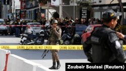 Police etiyami na esika ya attentat mibale esalami pene na ambassade ya Etats-Unis na Tunis, 6 mars 2020.