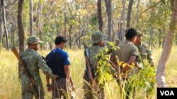 រូប​​ឯកសារ៖ មន្រ្តីឧទ្យានុរក្សបង្ហាញសកម្មភាពចាប់បទល្មើសកាប់ឈើខុសច្បាប់នៅស្នាក់ការត្រពាំងធ្មៀរ នៃដែនជម្រកសត្វព្រៃស្រែពក ស្រុកកោះញែក ខេត្តមណ្ឌលគិរី កាលពីថ្ងៃទី១៨ មករា ឆ្នាំ២០២១។ (អូន ឆេងប៉រ/វីអូអេ)