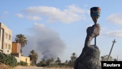 Asap hitam mengepul saat berlangsungnya bentrokan antar kelompok militan yang bersaingan di Tripoli, Libya, 28 Agustus 2018. (Foto: dok).