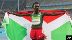 Francine Niyonsaba célèbre sa deuxième place aux Jeux Olympics de Rio, Brésil, le 20 aout 2016