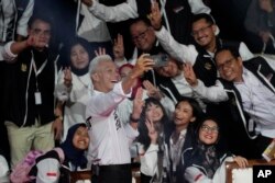 Calon presiden dari PDI-P, Ganjar Pranowo, berfoto bersama para pendukungnya usai debat capers pertama di Jakarta, 12 Desember 2023. (Foto: Tatan Syuflana/AP Photo)