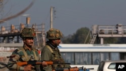 Angkatan darat India berjaga-jaga di luar pangkalan udara di Pathankot, 430 km sebelah utara New Delhi, India, 2 Januari 2016.