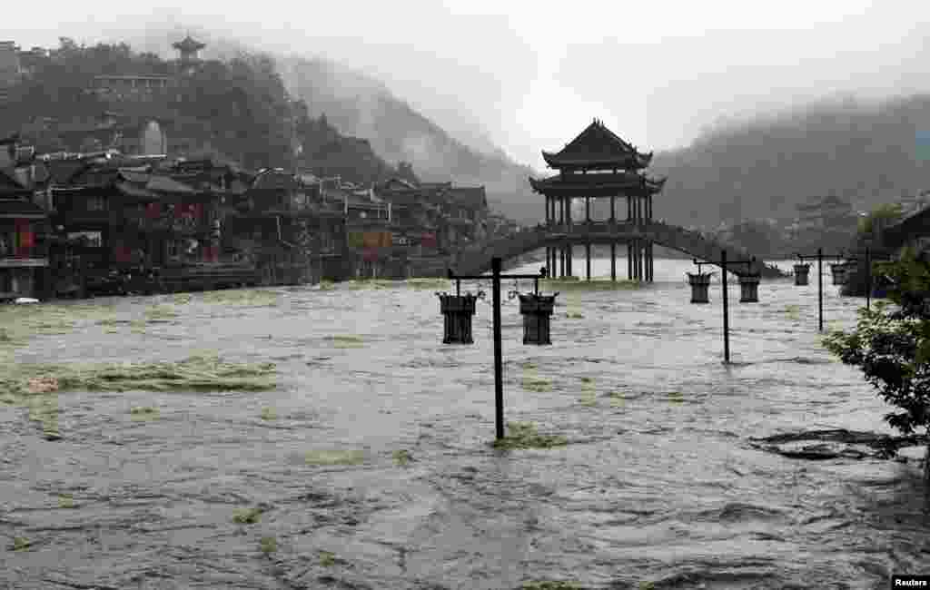 Jalanan di kota kuno Fenghuang di Hunan, China dilanda banjir.