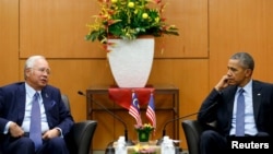Malaysian Prime Minister Najib Razak, left, and U.S. President Barack Obama speak to reporters after their meeting before the start of the ASEAN Summit in Kuala Lumpur, Malaysia, Nov. 20, 2015. (REUTERS/Jonathan Ernst)