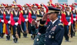 빈센트 브룩스 한미연합사령관 겸 주한미군사령관이 지난 2016년 5월 서울에서 열린 취임식에서 이순진 한국군 합참의장과 전통의장대를 사열하고 있다.