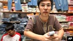 Para petugas pemadam kebakaran mencoba mengontrol api di sebuah pabrik garmen di Gazipur, Bangladesh (9/10).