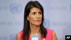 Duta Besar Amerika untuk PBB Nikki Haley berbicara kepada media di markas PBB di New York. 