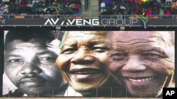 ការ​បញ្ចាំង​រូប​លោក Nelson Mandela នៅ​ក្នុង​ពិធី​បុណ្យ​សព​លោក​ម៉ាន់ឌែលឡា​កាលពី​ថ្ងៃ​អង្គារ​​ទី​១០ ធ្នូ ​នៅ​ប្រទេស​អាហ្វ្រិក​ខាង​ត្បូង។