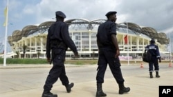 Angolan policemen patrol outside of Chiazi stadium in Cabinda, 11 Jan 2010