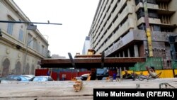 Qohirada xavfsizlik chorasi o'laroq o'rnatilgan to'siqlar. 