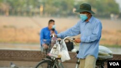 A street food vendor wear a face mask to curb the spread of Covid-19 in Phnom Penh, on March 10, 2021. (Hean Socheata/VOA Khmer)