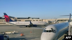 Un avion de Delta Airlines se trouve sur le tarmac de l'aéroport international de Milwaukee Mitchell (MKE) à Milwaukee, Wisconsin, le 8 janvier 2020. (Photo de Daniel SLIM / AFP)