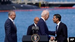 Perdana Menteri Inggris Rishi Sunak menjabat tangan presiden AS Joe Biden dalam konferensi pers bersama Perdana Menteri Australia Anthony Albanese di San Diego, pada 13 Maret 2023. (Foto: AP/Evan Vucci)