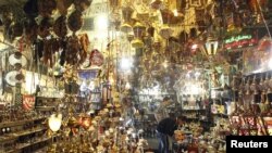 Warga Mesir memilih lentera Ramadan atau 'fawanees' di pasar Khan el-Khalili di Kairo. (Foto: Reuters)