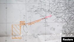 ផែនទី​នៃ​ផ្លូវ​ហោះហើរ​មួយ​ត្រូវ​បាន​​បង្ហាញ​នៅ​ក្នុង​សន្និសីទ​ព័ត៌មាន​មួយ​​នៅ​លើ​កោះ​ត្រល់ (Phu Quoc) ប្រទេស​វៀតណាម​ កាល​ពី​ថ្ងៃ​ទី​១២ ខែ​មីនា អំពី​ប្រតិបត្តិការ​រុករក​និង​សង្គ្រោះ​ដើម្បី​ស្វែង​រក​យន្តហោះ​ម៉ាឡេស៊ី MH370 ។