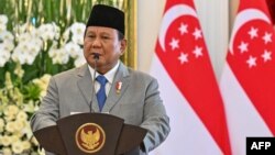 Presiden Prabowo Subianto memberikan keterangan pers seusai pertemuannya dengan Perdana Menteri Singapura Lawrence Wong di Istana Kepresidenan Jakarta pada 6 November 2024. (Foto: AFP)