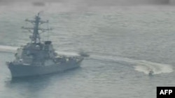 지난 15일 페르시아만 북부 공해를 항해하던 미 해군함(왼쪽)에 이란 혁명수비대 선박들이 위협적으로 접근한 사진을 미 해군이 공개했다.