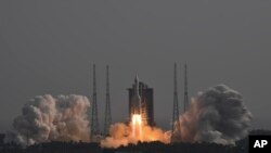Roket Long March-5B Y4 yang membawa modul pesawat antariksa Mengtian meluncur dari Pusat Peluncuran Satelit Wenchang di Hainan, China, pada 31 Oktober 2022. (Foto: Hu Zhixuan/Xinhua via AP)