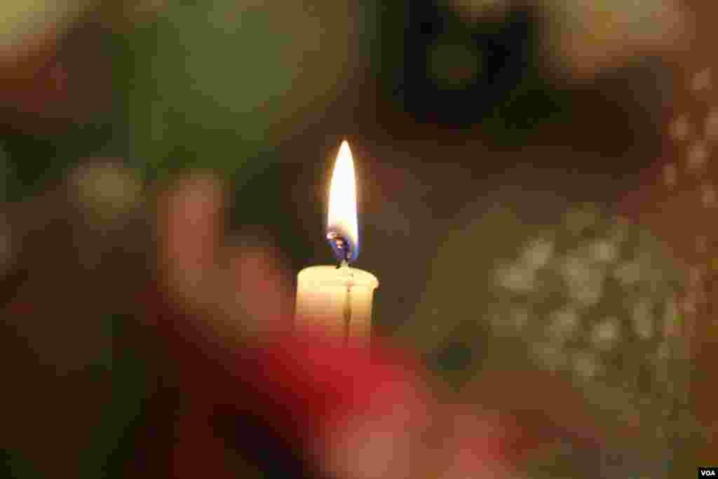 ទាន​មួយ​កំពុង​ឆេះ​នៅ​ក្នុង​អំឡុង​ពិធី​សូត្រ​មន្ត​នមស្ការ​ព្រះ​រតនត្រ័យ​មួយ​ដើម​នៅ​វត្ត​ពុទ្ធិការាម​នៅ​ក្រុង Silver Spring រដ្ឋ​ Maryland កាល​ពី​ថ្ងៃ​សុក្រ​ទី​១៧ ខែ​មេសា ឆ្នាំ​២០១៥ ដើម្បី​ប្រារព្ធ​ខួប​ទី​៤០​នៃ​ការ​ឡើង​កាន់កាប់​អំណាច​របស់​ខ្មែរ​ក្រហម​និង​ឧទ្ទិស​កុសល​ដល់​ជន​រង​គ្រោះ​ទាំង​អស់។ (សឹង សុផាត/VOA)