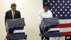 Presiden Barack Obama (kiri) memilih lebih awal di kota Chicago, Illinois (25/10). Kota Chicago akan menjadi markas kubu Obama menyaksikan penghitungan suara pilpres Selasa (6/11) malam.