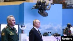 ប្រធានាធិបតី​រុស្ស៊ី​លោក Vladimir Putin និង​រដ្ឋមន្ត្រី​ការពារ​ជាតិ​លោក Sergei Shoigu ចូលរួម​ក្នុង​ការតាំង​ពិព័រណ៍​យោធា​មួយ មុន​ពេល​កិច្ចប្រជុំ​​​នៃ​ក្រុមប្រឹក្សា​ក្រសួង​ការពារ​ជាតិ​ក្នុង​ទីក្រុង​មូស្គូ ប្រទេស​រុស្ស៊ី នៅ​ថ្ងៃទី២១ ខែធ្នូ ឆ្នាំ២០២១។