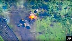 Fotografija ruskog ministarstva odbrane, objavljena u srijedu 7. juna 2023. godine, na kojoj se vidi kako je ukrajinsko vojno vozilo pogođeno tokom borbi u Ukrajini