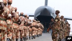 Rwandan soldiers board a US military plane at Kigali International airport. (July 17, 2005 file photo)