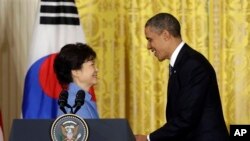 지난해 5월 바락 오바마 미국 대통령(오른쪽)과 박근혜 한국 대통령이 미국 백악관에서 정상회담에 이어 공동기자회견을 가졌다. (자료사진)