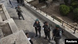 Rasmiylar avvalroq, sentabrda joriy etgan cheklov hududda falastinlik va isroilliklar o'rtasida zo'ravonlik va to'qnashuvlarni avj oldirgan edi. Xususan, juma kunlari al-Aqso masjidiga yosh musulmonlar kirishi man qilib qo'yilgan edi. 