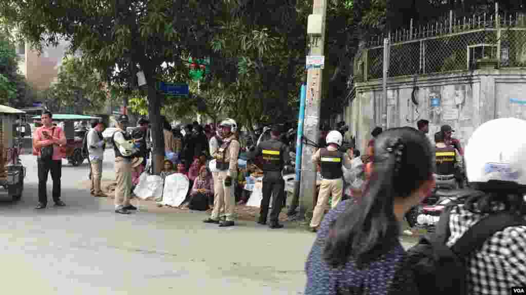 ក្រុម​ប្រជាពលដ្ឋ​រាប់​សិប​នាក់​មក​ពី​ស្រុក​ស្រែ​អំបិល​ ខេត្ត​កោះកុង​ តវ៉ា​អំពាវនាវ​រក​ដំណោះ​ស្រាយ​ដីធ្លី​នៅ​ក្រសួង​រៀបចំដែនដី​ នគរូបនីយកម្ម​ និង​សំណង់​ ក្នុង​ទីក្រុង​ភ្នំពេញ​ ថ្ងៃទី​២២ ខែ​សីហា​ ឆ្នាំ​២០១៩​។ (ហ៊ុល រស្មី​/VOA) ​