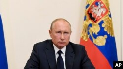 Presiden Rusia, Vladimir Putin, saat menyampaikan pidato kenegaraan dari kediaman Novo-Ogaryovo residence di luar Moskow, 11 Mei 2020.