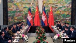 លោកនាយករដ្ឋមន្ត្រីហ៊ុន សែន ក្នុងកិច្ចប្រជុំជាមួយលោកប្រធានាធិតបីចិន Xi Jinping នៅសណ្ឋាគារ Xijiao នៅទីក្រុងសៀងហៃកាលពីថ្ងៃទី១៨ ខែឧសភា ឆ្នាំ២០១៤។