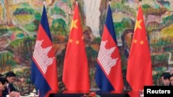 រូបឯកសារ៖ រូបទង់ជាតិកម្ពុជា-ចិន នៅក្នុងកិច្ចប្រជុំ​រវាងលោកនាយករដ្ឋមន្ត្រីហ៊ុន សែន និងលោកប្រធានាធិតបីចិន Xi Jinping នៅសណ្ឋាគារ Xijiao នៅទីក្រុងសៀងហៃកាលពីថ្ងៃទី១៨ ខែឧសភា ឆ្នាំ២០១៤។