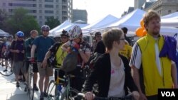 Washington Area Bicyclist Association (WABA) menyelenggarakan acara 'Bike to Work Day' yang diikuti lebih dari 10 ribu orang.