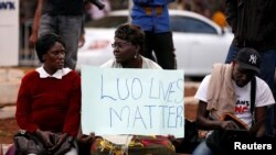 Des militants du candidat à la présidentielle Raila Odinga, de la National Super Alliance (NASA), manifestent à l'extérieur de la Cour suprême à Nairobi, le 18 août 2017. 