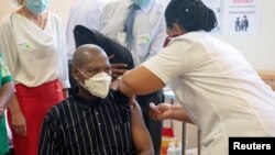 Le ministre sud-africain de la Santé, Zweli Mkhize, reçoit le vaccin contre la maladie à coronavirus Johnson et Johnson à l'hôpital de Khayelitsha près du Cap, en Afrique du Sud, le 17 février 2021.