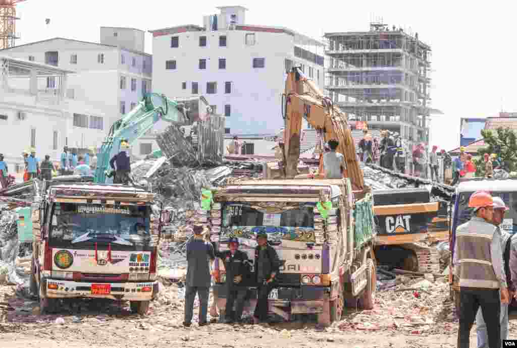 ប្រតិបត្តិការ​ស្វែងរក​មនុស្ស​ក្នុងគំនរ​អគារ​បាក់​បែក​នៅ​ក្រុង​ព្រះសីហនុ​ នៅព្រឹកថ្ងៃអាទិត្យ​ ដែល​ត្រឹមពេល​នេះ​ មនុស្ស​យ៉ាងហោច​ណាស់​ ១៨នាក់​ ត្រូវបានអជ្ញាធរ​បញ្ជាក់​ថា​បាន​ស្លាប់​ ​និង​២៤​នាក់​ បាន​រង​របួស,​ នៅខេត្ត​ព្រះសីហ​នុ​, នៅថ្ងៃទី​២៣​ ខែ​មិថុនា​ ឆ្នាំ​២០១៩។ (ស៊ុន​ ណារិន​/ VOA Khmer)