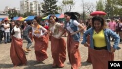Cambodian migrant workers participate in a traditional game celebrating Khmer New Year at Manseok Park in Suwon, South Korea, Sunday April 16th, 2017. (Sok Khemara/VOA Khmer) 