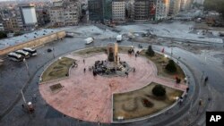 Polisi Turki berjaga di sekitar monumen Mustafa Kemal Ataturk, penggagas Turki Modern di Lapangan Turki, Istanbul, Turki (12/6).