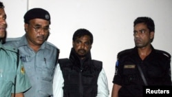 Polisi menage ketat Mufti Abdul Hannan (homer dua dari kanan), pemimpin kelompok terlarang Harkatul Jihad, di luar pengadilan Dhaka, 2 Oktober 2005 (Foto: dok).