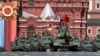 Kendaraan militer Rusia ikut serta pada parade Hari Kemenangan, menandai 78 tahun kemenangan atas Nazi Jerman dalam Perang Dunia Kedua, di Lapangan Merah, Moskow, Rusia 9 Mei 2023.