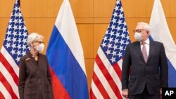 웬디 셔먼 미국 국무부 부장관과 세르게이 랴브코프 러시아 외무차관이 10일 스위스 제네바에서 회담했다.