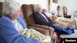 หุ่นยนต์สุนัข "เจนนี" ที่ได้รับการออกแบบและพัฒนามาให้อยู่เป็นเพื่อนผู้สูงอายุที่เผชิญภาวะป่วยด้วยโรคอัลไซเมอร์หรือโรคสมองเสื่อม 