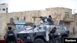 Des policiers jordaniens se mettent en garde après avoir mis fin aux opérations de sécurité dans les environs du château de Karak, où des hommes armés ont mené une attaque, dans la ville de Karak, en Jordanie, le 19 décembre 2016. REUTERS / Muhammad Hamed - RTX2VN6P