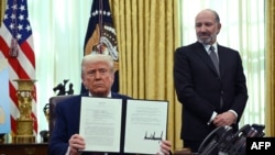 ประธานาธิบดีโดนัลด์ ทรัมป์ แห่งสหรัฐฯ โชว์ลายเซ็นของเขาในคำสั่งฝ่ายบริหารว่าด้วยภาษีศุลกากร ที่ Oval Office ของทำเนียบขาว กรุงวอชิงตัน 13 ก.พ. 2025