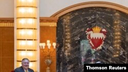 마이크 폼페오 미 국무장관이 26일 중동 바레인의 수도 마나마에서 하마드 빈 이사 알 칼리파 국왕과 회담했다.